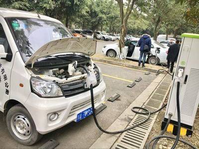 成都最大電動(dòng)汽車(chē)公共充電站投運(yùn) 日充電500輛，緩解“里程焦慮”？